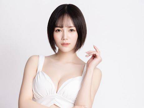 「空灵电眼美少女」变圣诞女神! 最爱看男优试着忍住不发射:有兴奋感