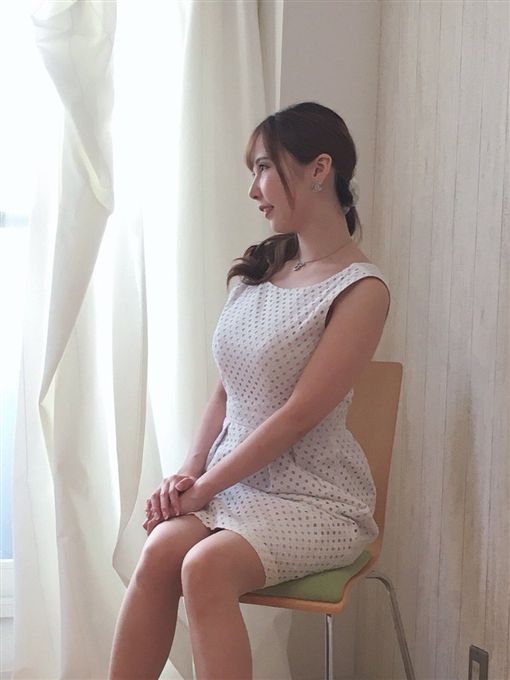 2个月没收入!G奶女优惨揭AV界黑暗面 三个月只赚了1800吃土