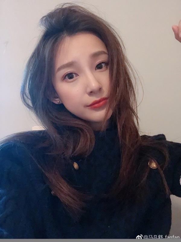 央视最正女主播走光遭疯传!比基尼小裤脱落...侧面「黑森林」露出! 泪崩: 爱看就看吧