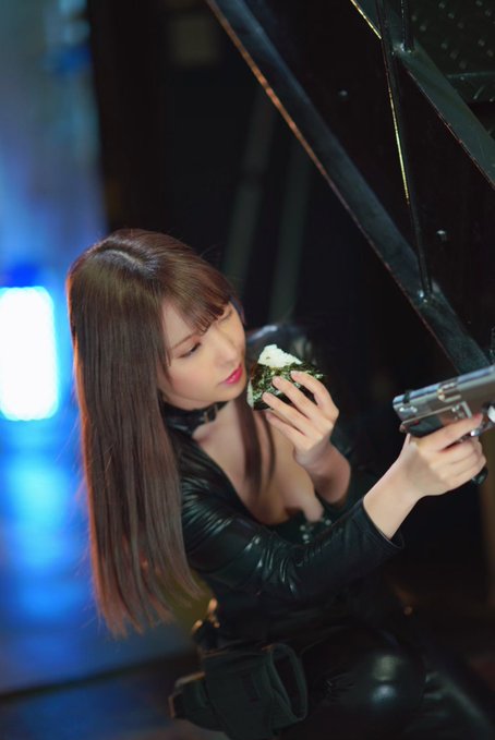 私密帐号福利!AV第一吃货美少女「桃乃木香奈」极限胶带装狂吸上千赞!