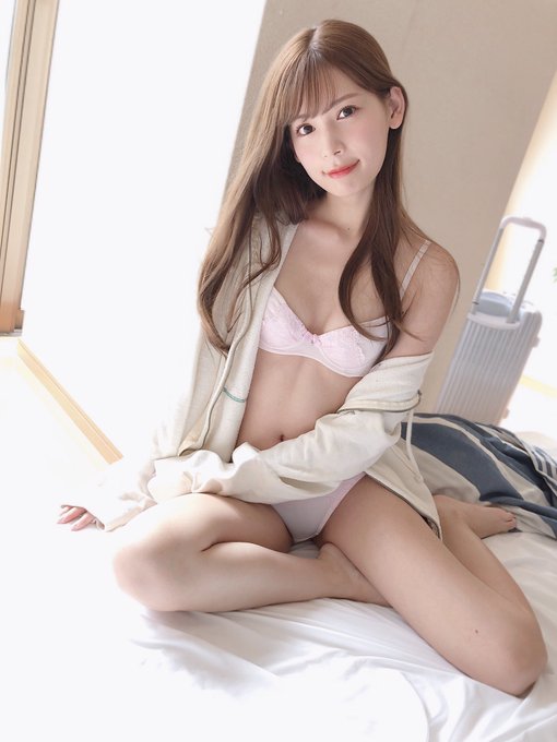 公开私底下的兴趣! 清新小宅女「明里紬」JKF杂志专访表示曾连续整个星期都在...