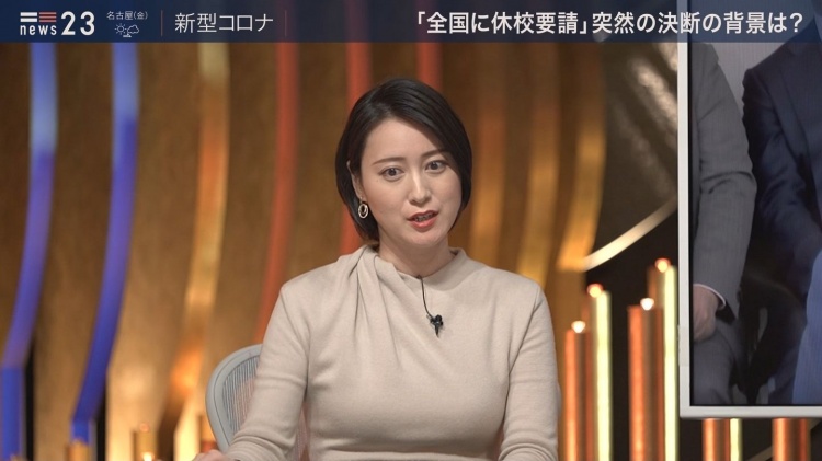 旁边天菜女主持人胸部太巨!男来宾忍不住狂盯「饱满欧派」软嫩又Q弹:闻到浓浓奶香!