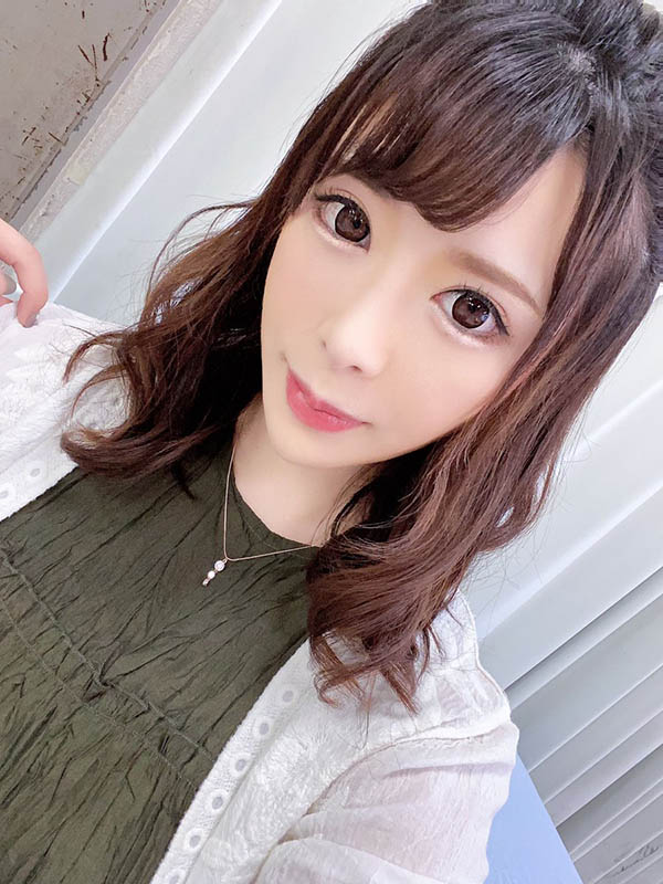 长舌美女！172公分长腿H罩杯AV女优「辻井穗香」推特火力展示傲人舌长电翻粉丝！