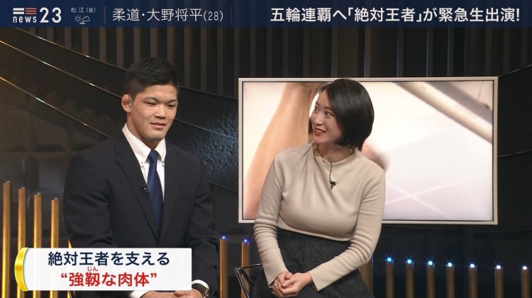旁边天菜女主持人胸部太巨!男来宾忍不住狂盯「饱满欧派」软嫩又Q弹:闻到浓浓奶香!