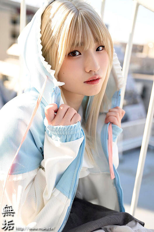 期间限定的金发造型?她的制服被弄脏了!