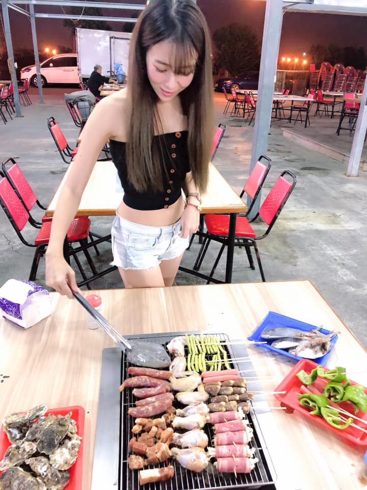 烤到脱衣服!气质正妹「Yuanyuan媛媛儿」超短热裤火辣烤肉