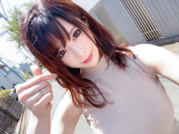 长舌美女！172公分长腿H罩杯AV女优「辻井穗香」推特火力展示傲人舌长电翻粉丝！