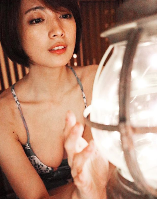 32E豪乳果然威!阿喜文青照左下角藏亮点「单边木瓜奶掉出来」网惊狂放大:看到晕了