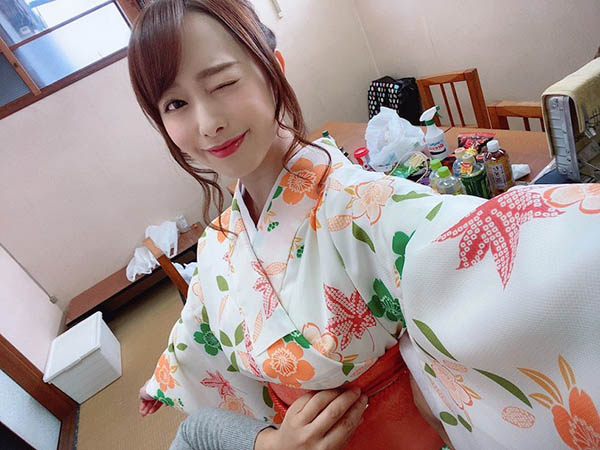 「G奶正妹外送員」幫你送餐,顏值超高...原來是「超胸AV女神」!