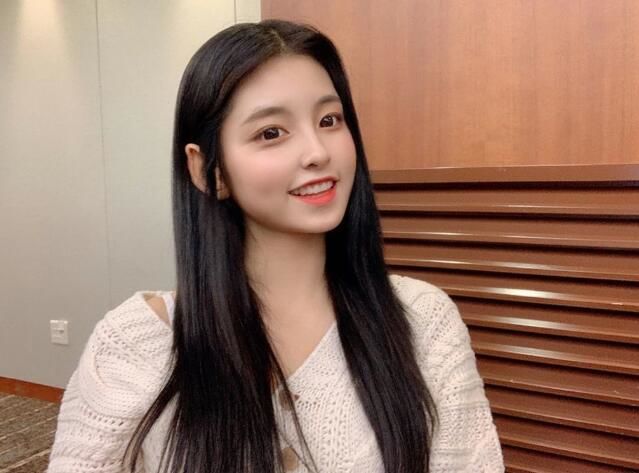 乐天桃猿啦啦队重磅补强！南韩天菜妹「撞脸当红女星」胸前还偷藏好料…网暴动：超正！