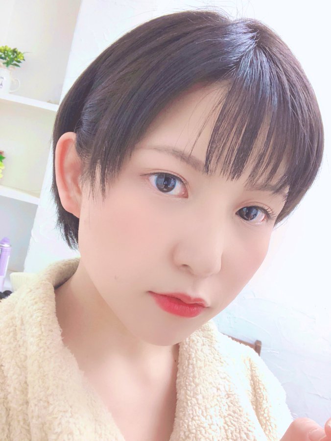 短发巨乳! F罩杯兽医系女大生「柏木亚美」出道撞脸日本人气偶像中心成员!