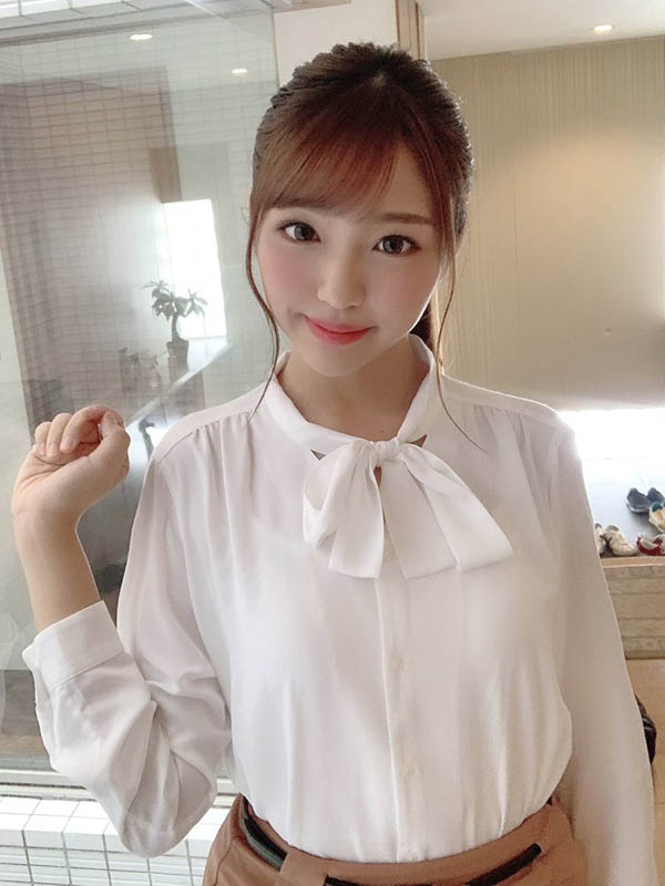 片海战术！ 24岁D罩杯甜美新人「木下日葵」出道八个月抢下销售季军力压三上悠亚！