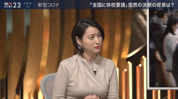 旁边天菜女主持人胸部太巨!男来宾忍不住狂盯「饱满欧派」软嫩又Q弹:闻到浓浓奶香!