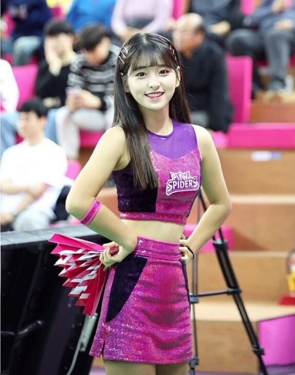 乐天桃猿啦啦队重磅补强！南韩天菜妹「撞脸当红女星」胸前还偷藏好料…网暴动：超正！